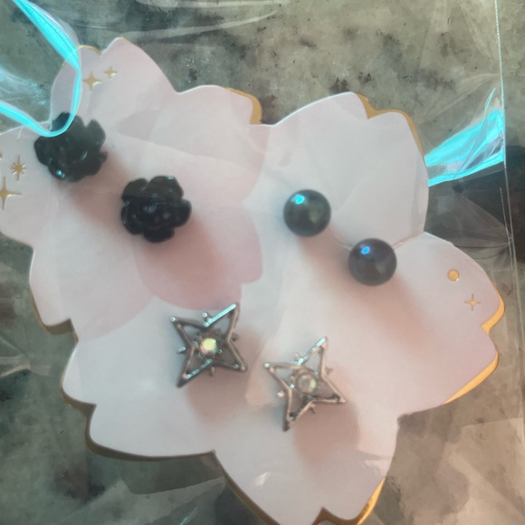 set of three pairs of earrings for women - Picture 3 of 3